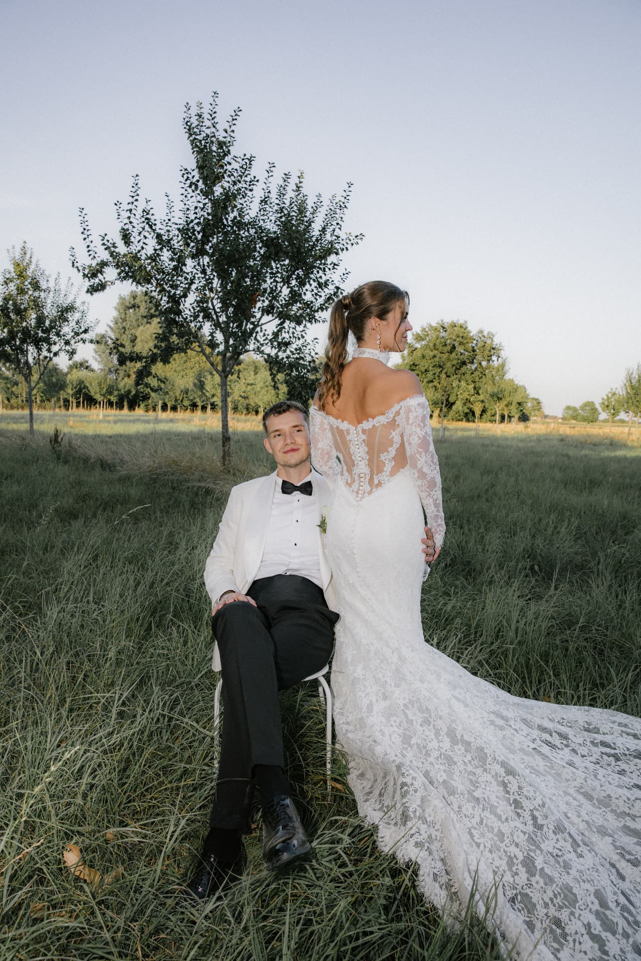 Brautpaar in der Abendsonne auf einer Wiese — Hochzeitsfotografie NRW
