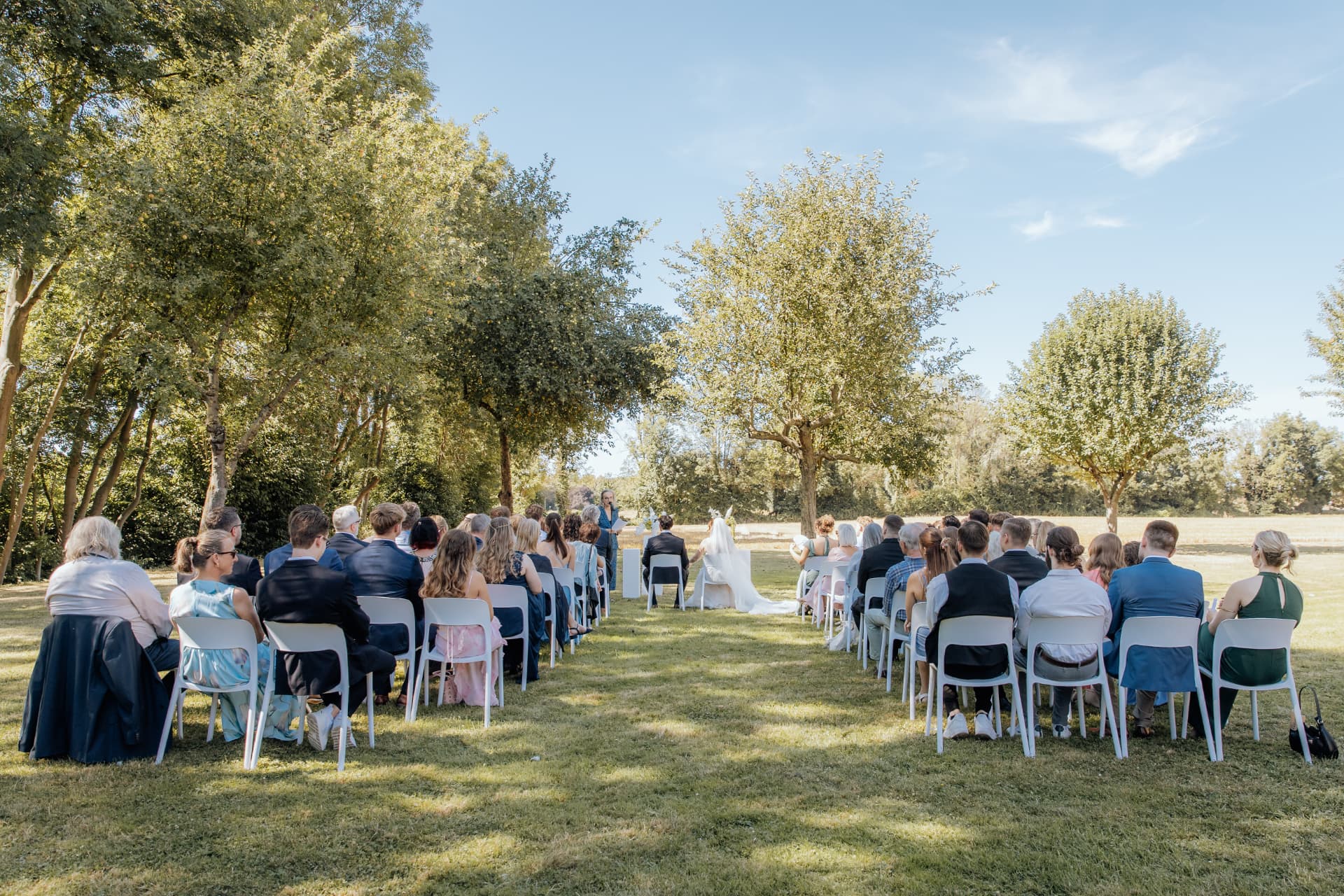Freie Trauung im Grünen mit Gästen — Hochzeitsfotografie NRW