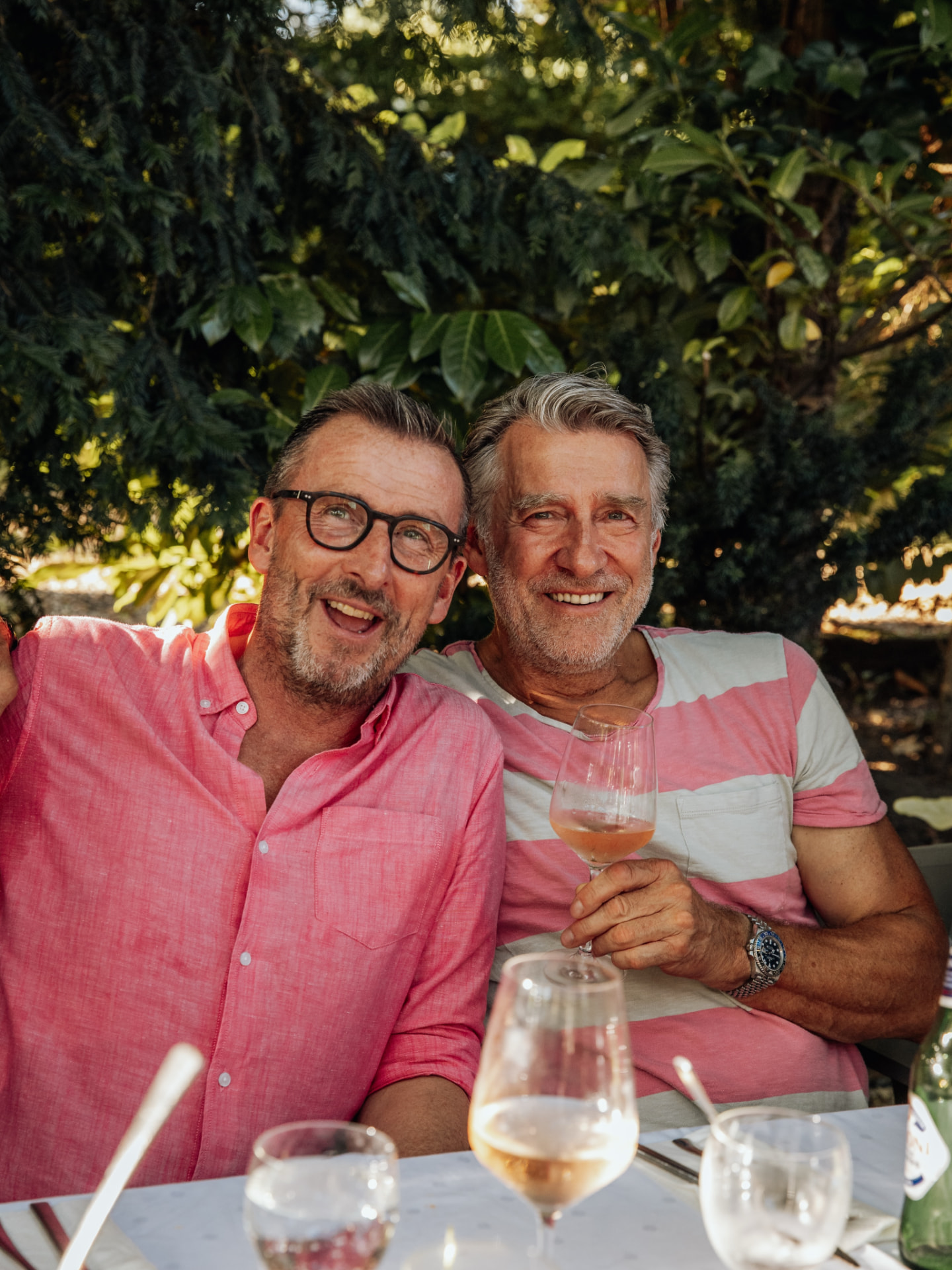 Zwei Freunde mit Weingläsern bei einer sommerlichen Feier — Instagram-Beitrag