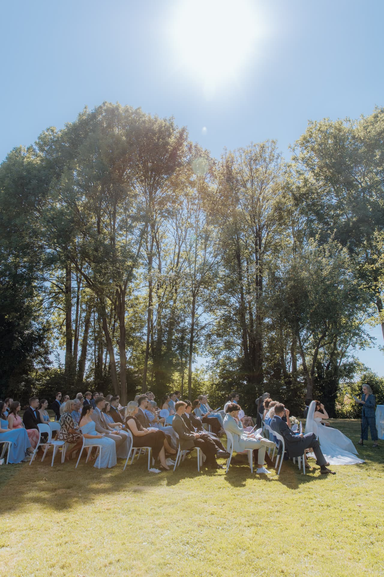 Trauung unter hohen Bäumen im Sonnenlicht — Hochzeitsfotografie NRW