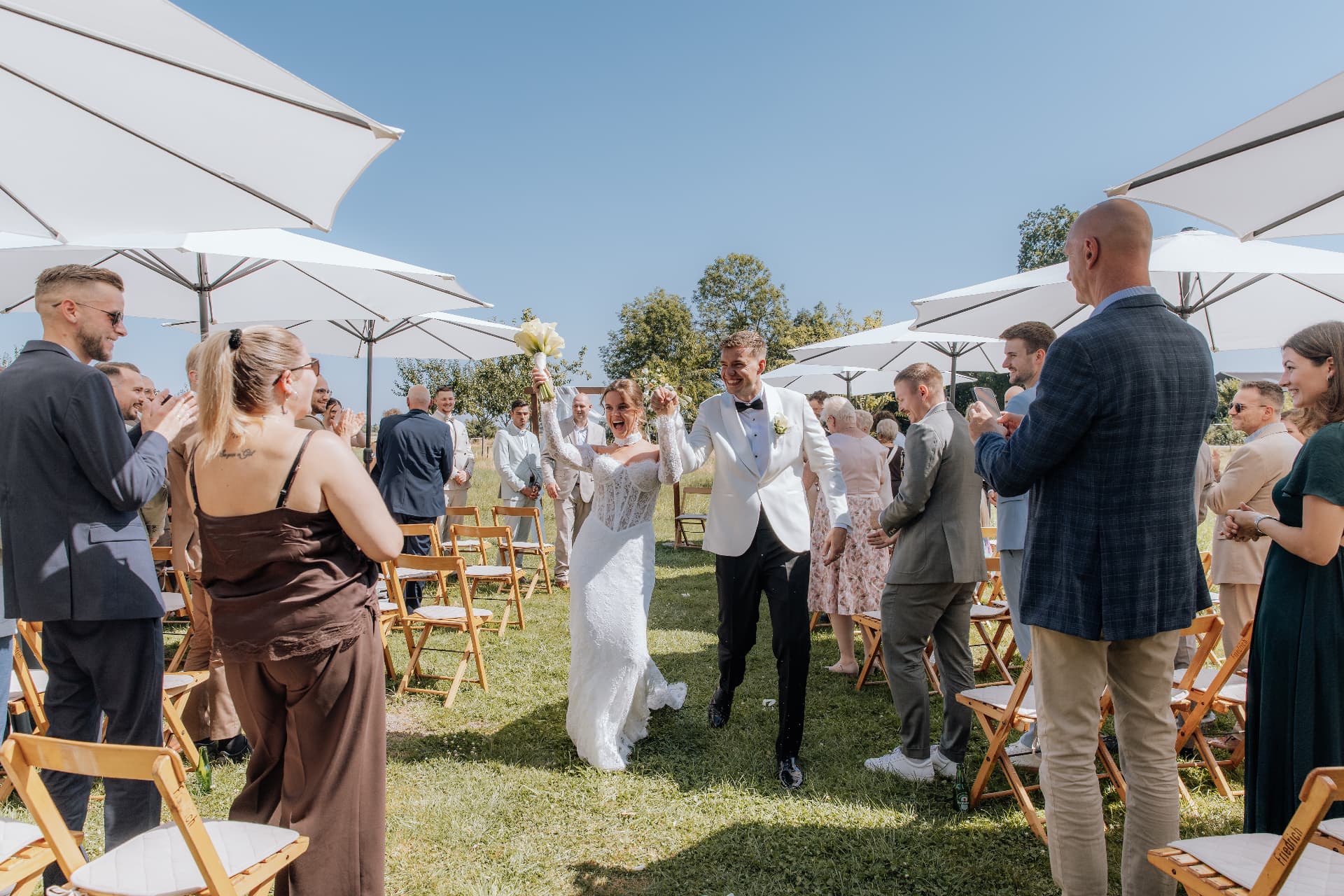Auszug des Brautpaars durch die jubelnden Gäste — Hochzeitsfotografie NRW