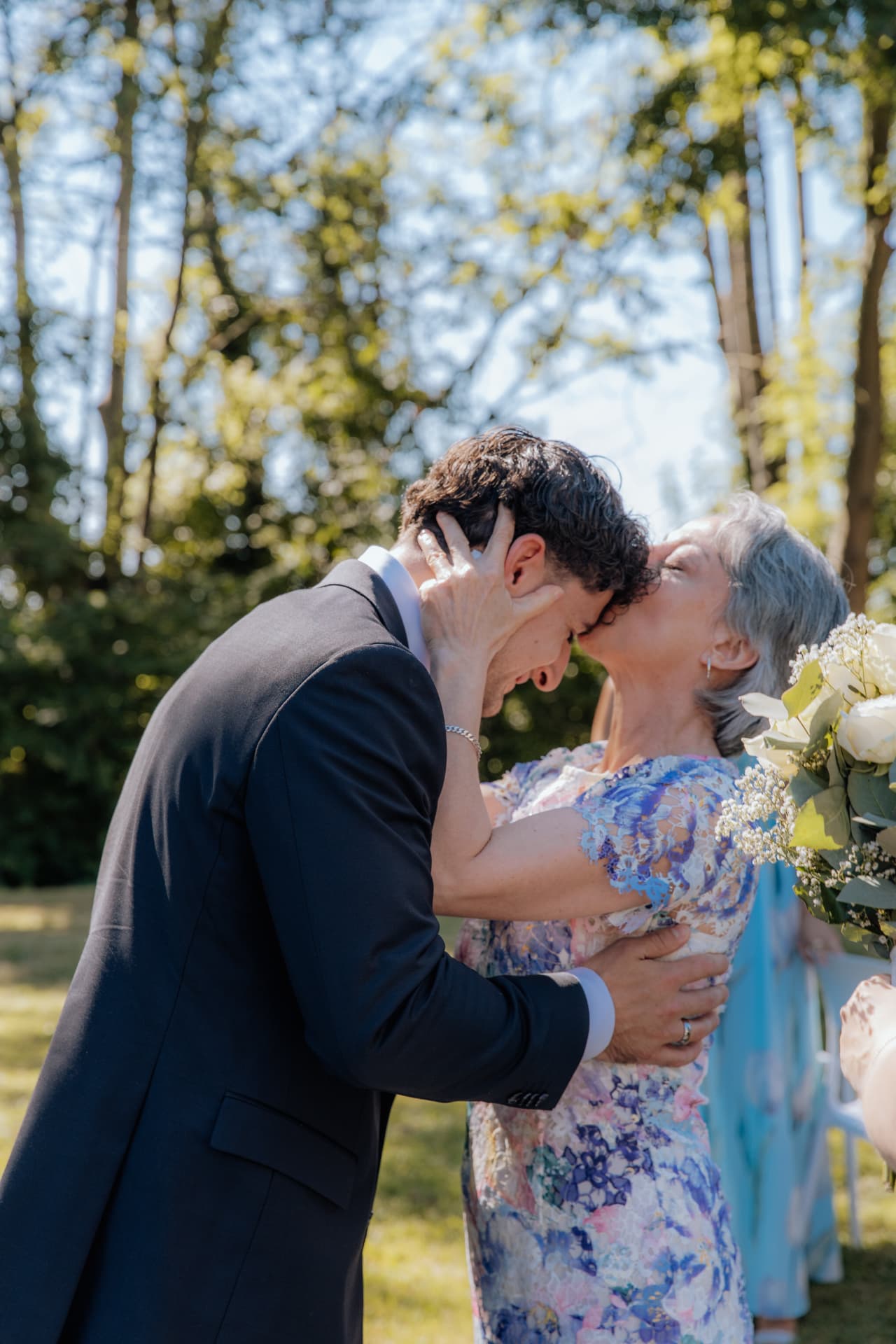 Bräutigam umarmt seine Mutter nach der Trauung — Hochzeitsfotografie NRW