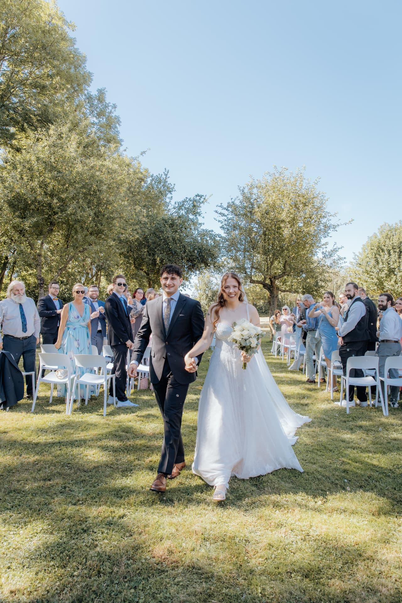Hochzeitspaar beim Auszug nach der Trauung — Hochzeitsfotografie NRW