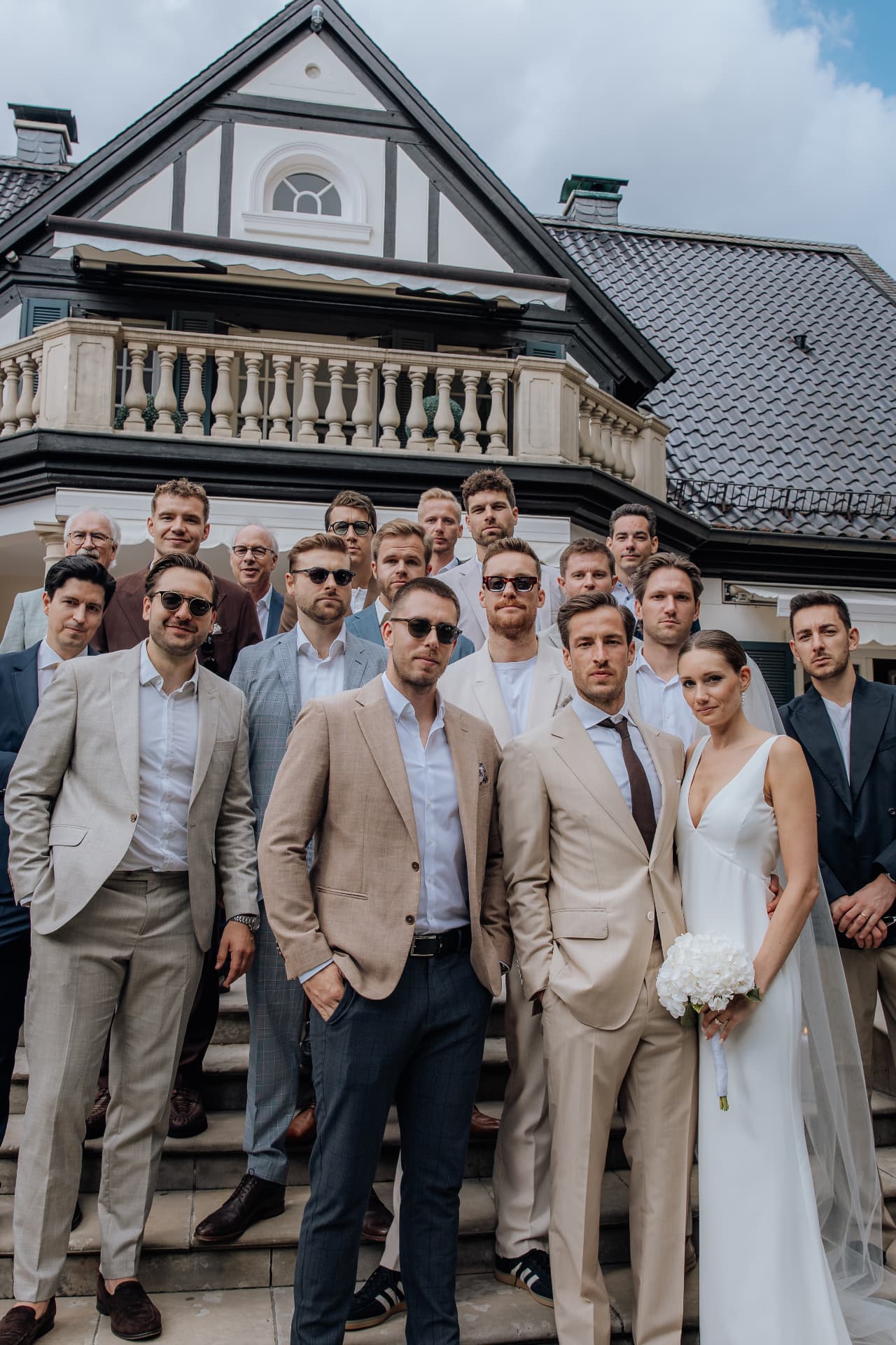 Brautpaar mit Freunden vor der Hochzeitslocation